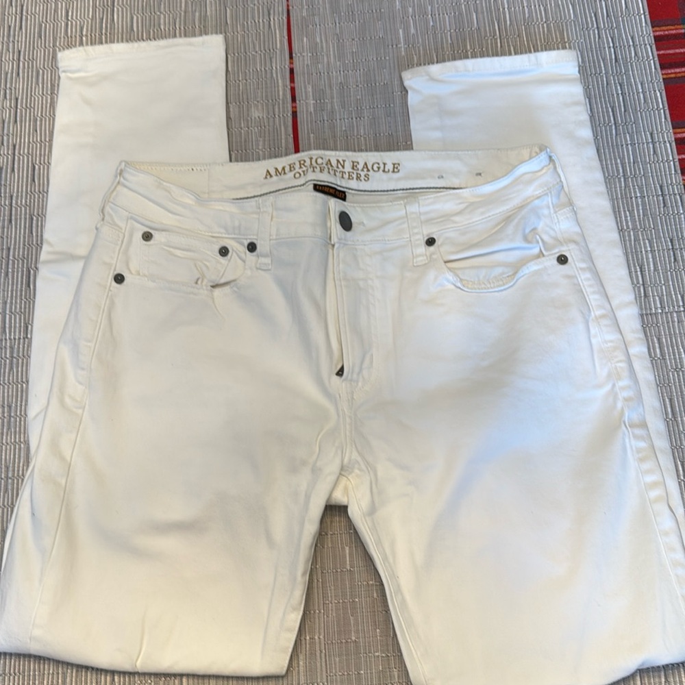 American Eagle White Skinny Fit Distressed Jean. 33x32